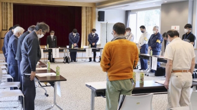 写真：連絡会議の冒頭、犠牲者に黙とうをささげる参加者＝２６日午後、幌加内町