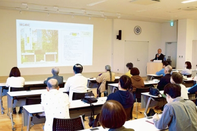 写真：観光交流センターヌプ<span style="font-size: 0.8em">ル</span>で行われた知里幸恵と「アイヌ神謡集」の講演会