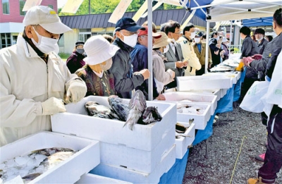 写真：多くの市民らが新鮮な海の幸を買い求めた朝市