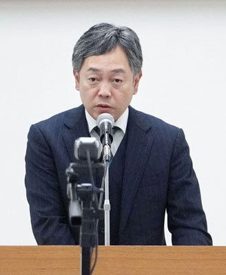 写真：集会であいさつする「北海道平和運動フォーラム」の山崎俊一代表＝２７日午後、札幌市