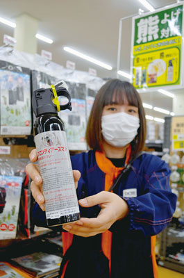 写真：昨年の２倍の売れ行きの「熊撃退スプレー」＝室蘭市中島本町、ＤＣＭ中島店