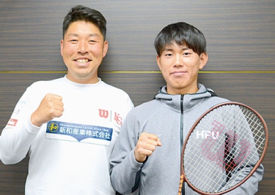 写真：室蘭民報社を訪れ、今季の戦いを振り返る小笠原選手（右）と菊地総監督