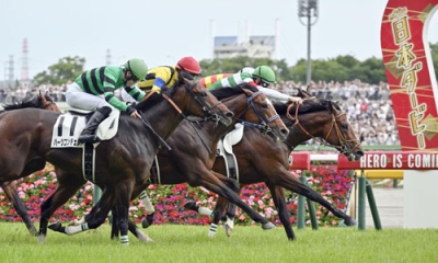 写真：第９０回日本ダービーを制したダミアン・レーン騎乗のタスティエーラ（奥）＝東京競馬場