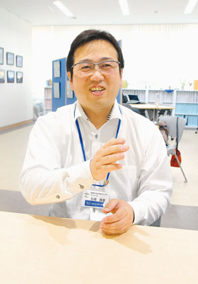 写真：センター長に就任し抱負を語る石崎さん