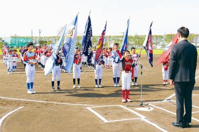 写真：開会式で健闘を誓う選手たち