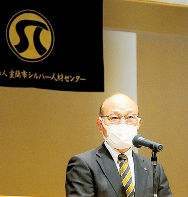 写真：定時総会であいさつする山川理事長