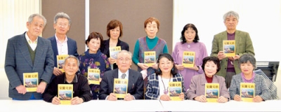 写真：室蘭文藝５６号をＰＲする会員たち