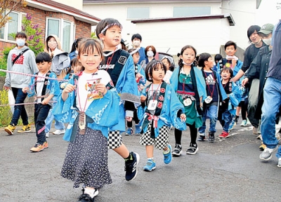 写真：元気よく町内を練り歩く子どもたち