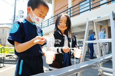 写真：４年ぶりの流しそうめんを楽しむ子どもたち