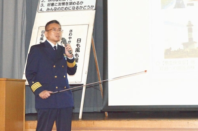写真：海上保安部の業務を解説する平山部長