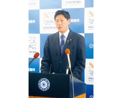 写真：記者会見で補正予算について説明する青山市長