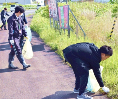 写真：登別市幸町周辺の国道３６号沿いで清掃活動に励む登別環づくり市民委員会のメンバー