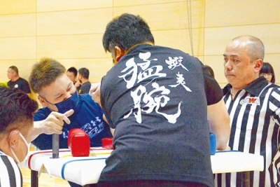 写真：競技台をはさみ実力を試す選手たち