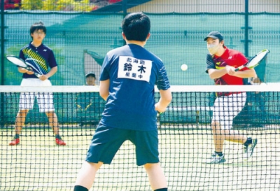写真：連係プレーで勝利を目指す選手たち