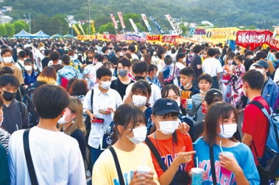 写真：多くの人でにぎわうむろらん港まつり＝２０２２年７月