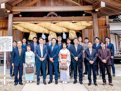 写真：出雲大社で調印式を行った上村社長（前列左から４人目）と中島代表取締役（同３人目）ら関係者（提供写真）