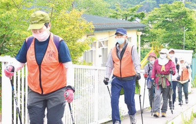 写真：目的地に向かって一列になって歩く参加者ら
