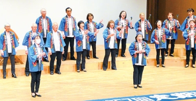 写真：身ぶり、手ぶりを交えながら函館の女などご当地ソングを披露し、聴衆を魅了した団員たち