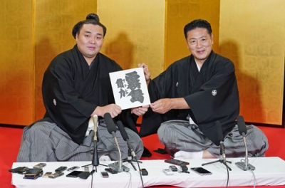 写真：大関昇進の伝達式後の記者会見で、しこ名を陸奥親方（右）が現役時代に名乗った「霧島」へ改名することを発表した霧馬山＝３１日午前、東京都墨田区の陸奥部屋（代表撮影）