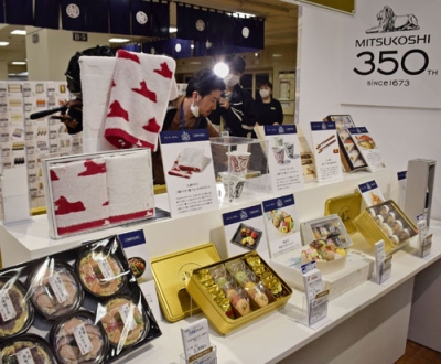 写真：日本橋三越本店に並んだお中元商品＝５月３１日午前、東京都中央区