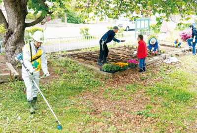 写真：協力しながらヒロオ未来公園の美化に取り組む参加者