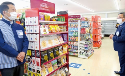 写真：ローソン室蘭八丁平一丁目店の開店を前にあいさつする廣金上級執行役員（右）