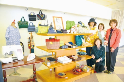 写真：「ほっとな～る」に再出店を決めたよりみちのメンバー