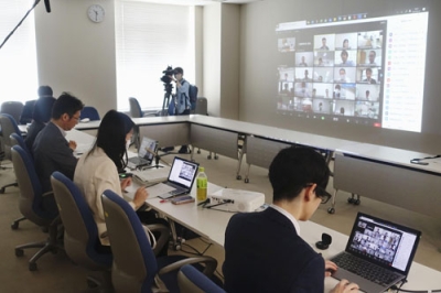 写真：文科省で開かれた公立小中高校の教員採用試験の前倒しを検討する協議会＝５月３１日午前