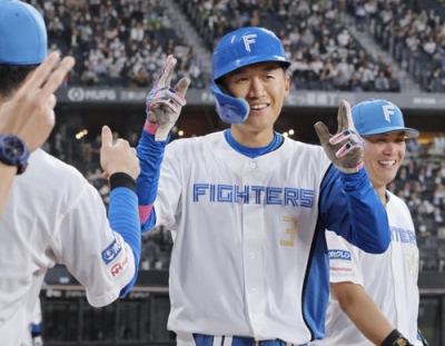 写真：３回、初本塁打を放ち、ナインに迎えられる日本ハム・加藤豪＝エスコンフィールド