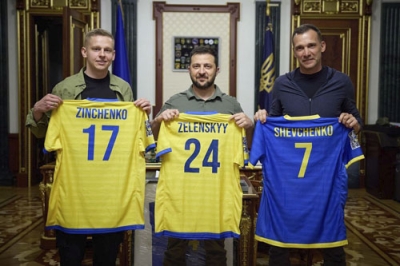 写真：並んで写真に写る（左から）ウクライナのジンチェンコ選手、ゼレンスキー大統領、シェフチェンコ氏（ゼレンスキー氏のテレグラムより、共同）
