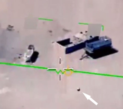 写真：中東で無人機が撮影した球形のＵＦＯ（矢印）（米国防総省提供・共同）