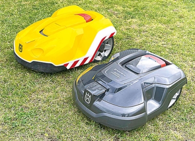 写真：デモンストレーションに登場する「ロボット芝刈機」
