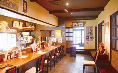 写真：豊富な地酒が自慢の全国地酒・炭火焼ふなや店内