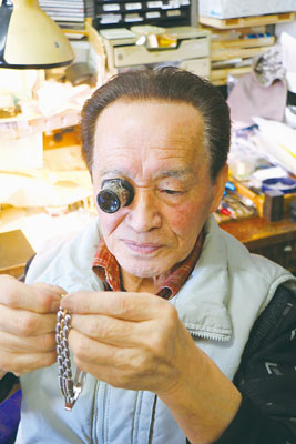 写真：「長く使い続けてほしい」と願いを込めて腕時計を修理する木村店主