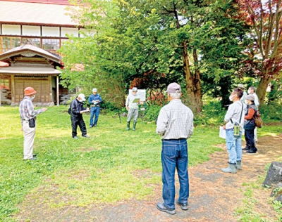 写真：シダレザクラの枝切り方法などを学んだ講習会（提供写真）