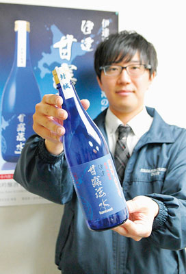 写真：「超新鮮しぼりたて」をＰＲする寿浅社員