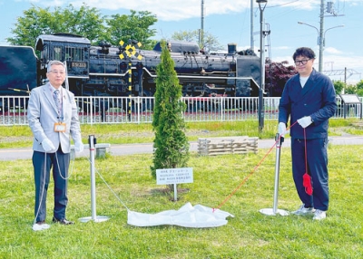 写真：看板の除幕を行う檞社長（右）と福田会長