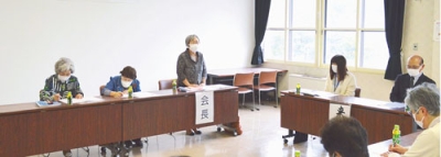 写真：冒頭あいさつする芝垣会長（左から３人目）