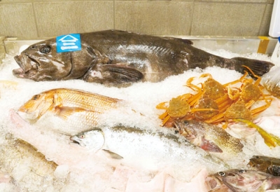 写真：ヤマサン渡辺商店の鮮魚コーナーに展示されたアブラボウズ（上）