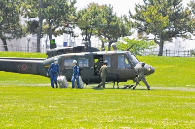 写真：有珠山噴火を想定しヘリから災対機器を運び出す訓練参加者＝１日午前、伊達市総合公園だて歴史の杜
