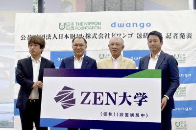 写真：「ＺＥＮ大学」設置を表明するドワンゴの川上量生顧問（左端）ら＝１日午後、東京都港区
