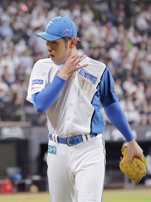 写真：２ランを浴びた３回を投げ終え、ベンチに戻る日本ハム・加藤貴＝エスコンフィールド