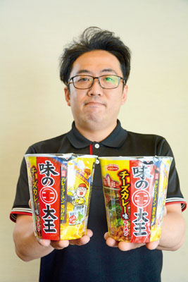 写真：５日に発売する「チーズカレー味」カップラーメン