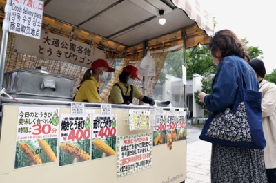 写真：札幌市の大通公園の「とうきびワゴン」＝２日