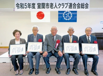 写真：長年の活動が評価され、表彰を受ける関係者