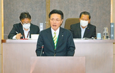 写真：「信頼され、開かれた町政を実現する」と力を込める大塩町長