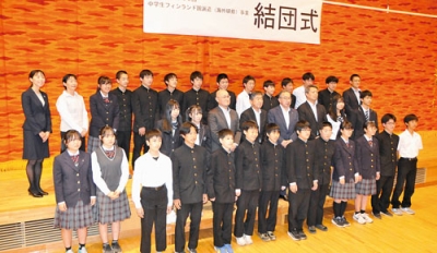 写真：出発を心待ちにする派遣団の中高生たち