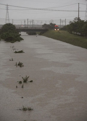 写真：大雨の影響で警戒レベル５の避難情報「緊急安全確保」が発表された静岡県磐田市内＝２日午後６時２５分