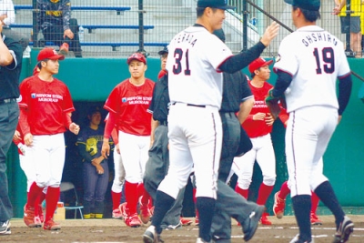 写真：【室蘭シャークス－北海道ガス】初戦を落としたシャークスナイン＝札幌市円山球場