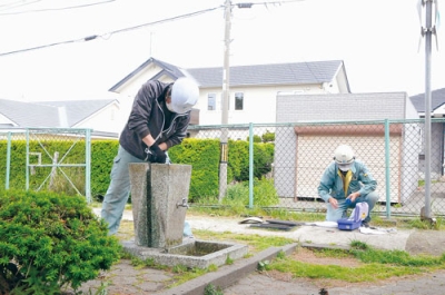 写真：蛇口などを点検する作業員＝舟岡町の舟岡公園